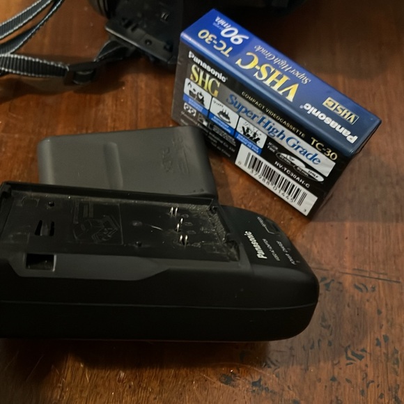 Quasar VM-L152 VHS-C Palmcorder - Picture 9 of 11